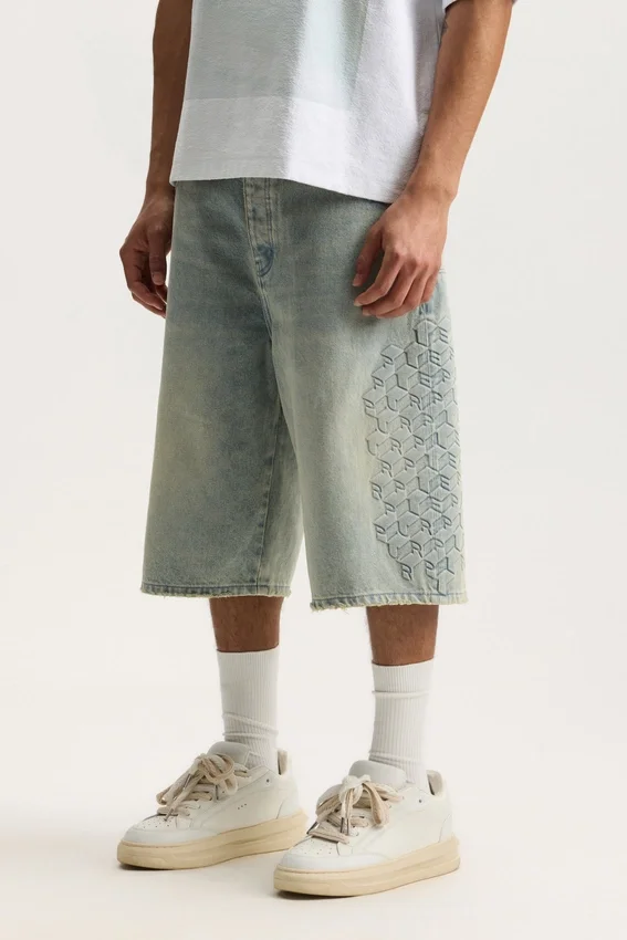 P070 Short à monogramme en relief