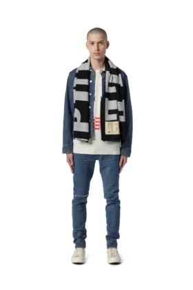 P905 ÉCHARPE – Logo oversize exclusif en niveaux de gris