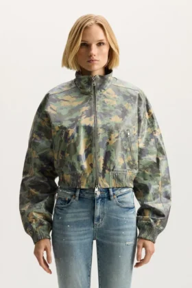 Veste en cuir camouflage peint