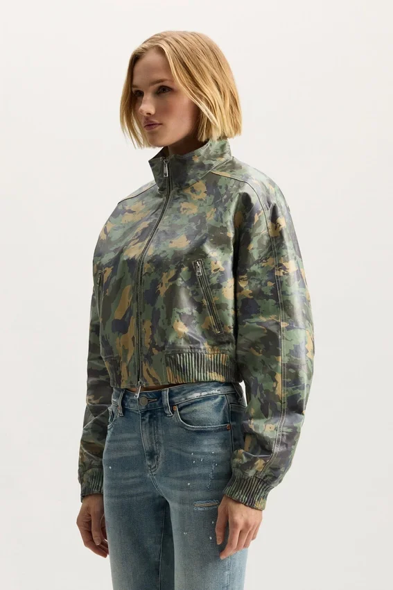 Veste en cuir camouflage peint